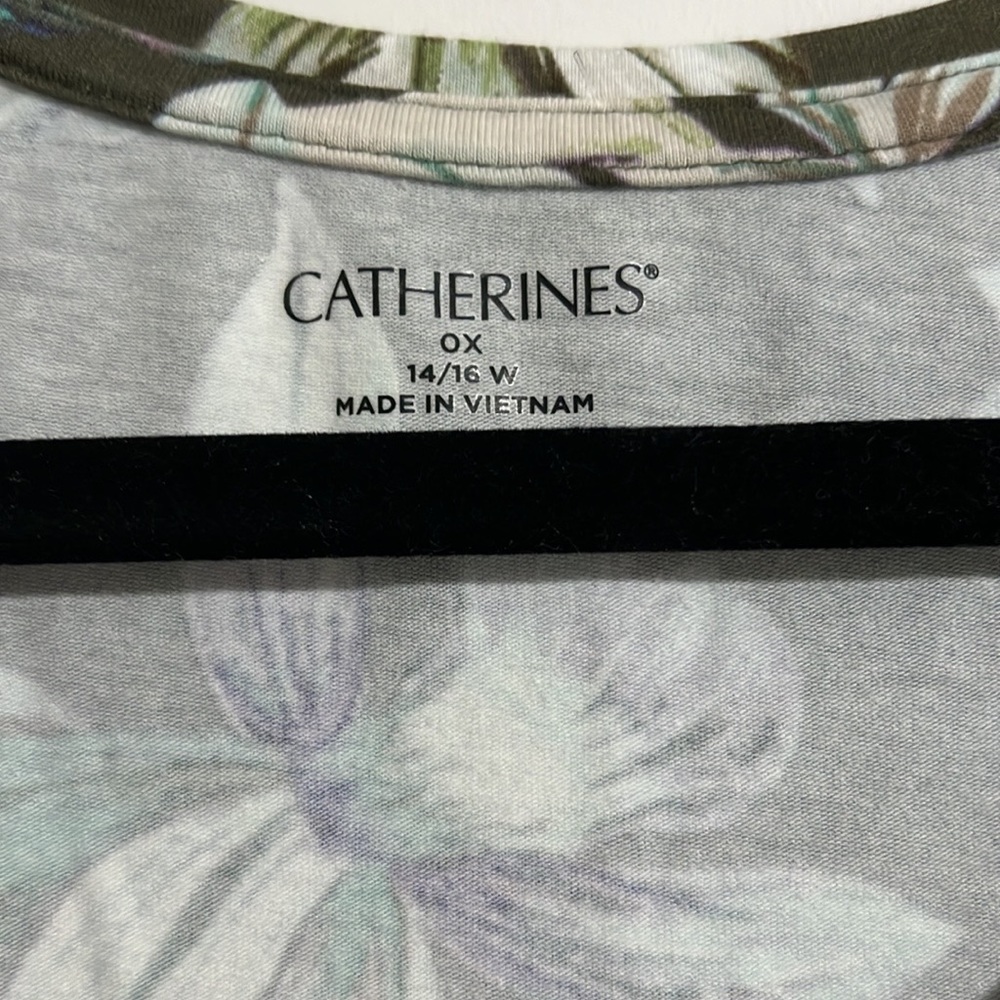 🌺PLUS SIZE Tee Bundle. Short & Baseball Quarter Tees. Floral. Feather. Flowers - Picture 6 of 10